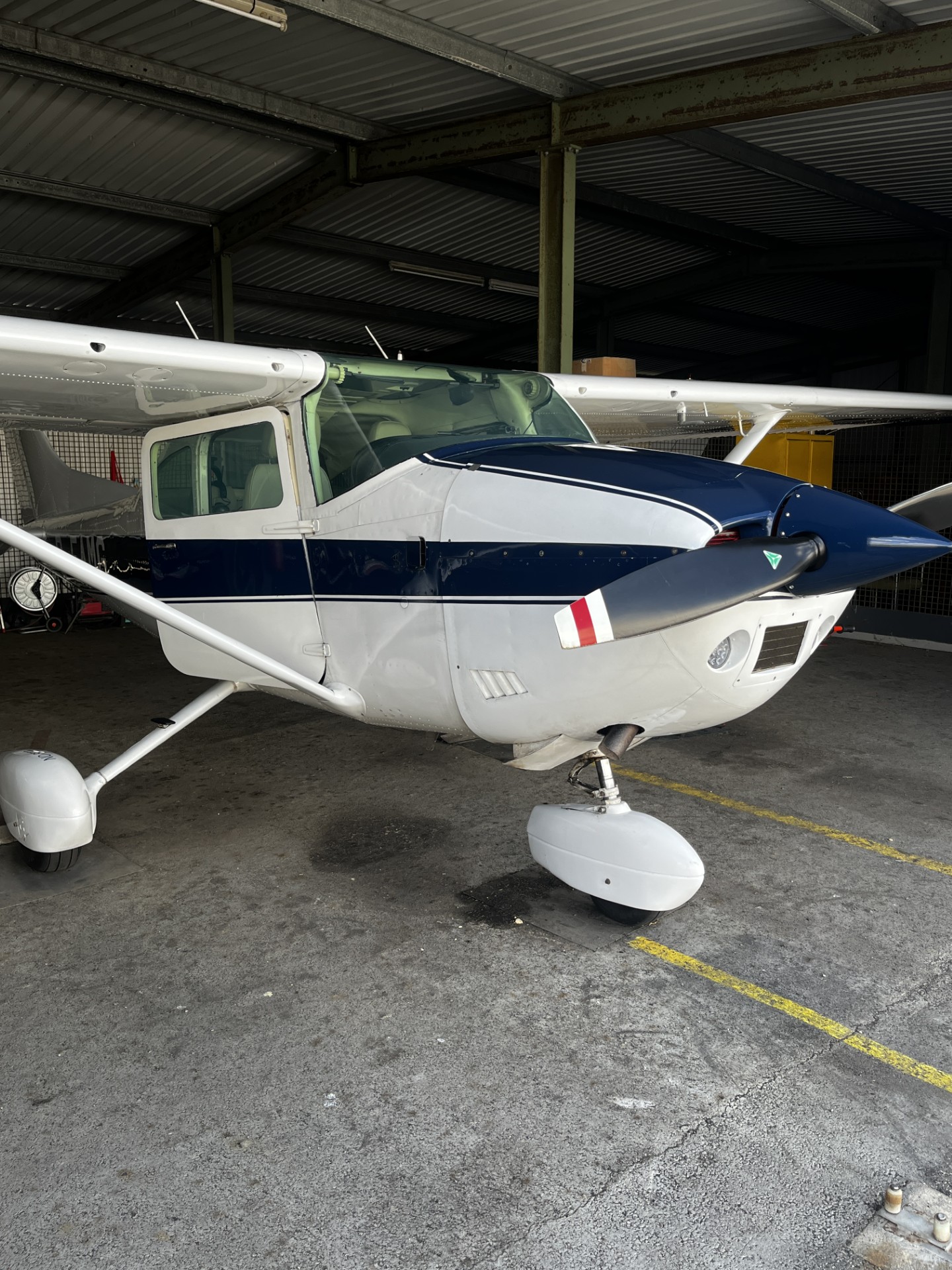 Flugzeugaufbereitung – Cessna im Hangar, professionelle Lack- und Innenraumpflege durch Glanzwerk Hamm